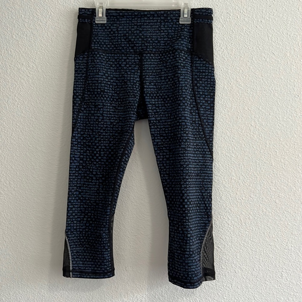 Lululemon capri length legging blue and black mesh panels women’s size 6